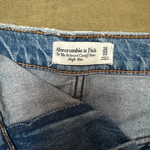 Abercrombie & Fitch The 90s Relaxed Cut Off Short - Picture 3 of 3